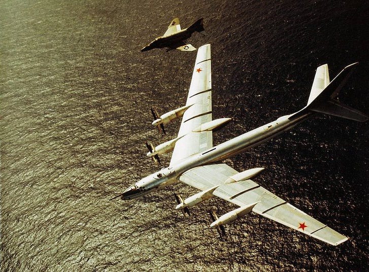 &#91;Foto&#93; Mas Tom U.S. Navy &amp; Pakdhe Beruang Soviet : Ikon perang dingin